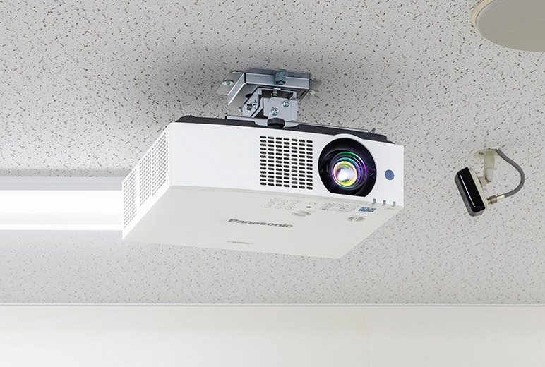 写真:コンパクトなボディながら5200 lmの高輝度を実現したPT-VMZ51J。