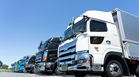 トラックが並んでいる画像