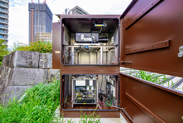 写真：プロジェクターや制御機器を納めた筐体