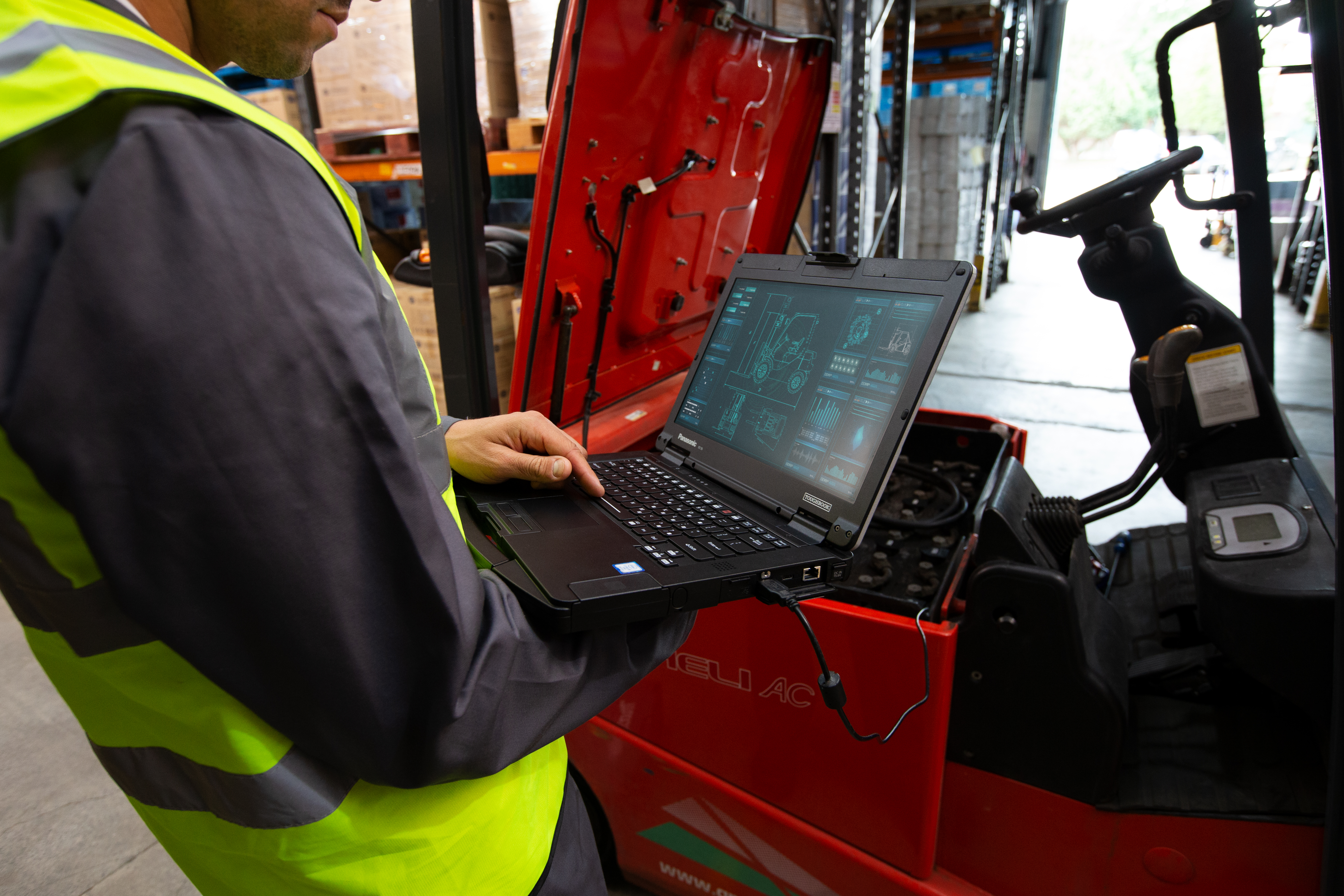 フォークリフト前でタフブックを操作