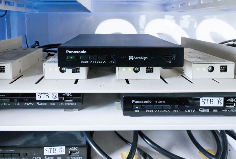 徳山駅のマルチビジョン格納架に収納されたEM-JDSSC8TVA