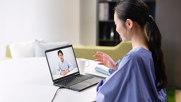 自宅でWeb会議をしている画像