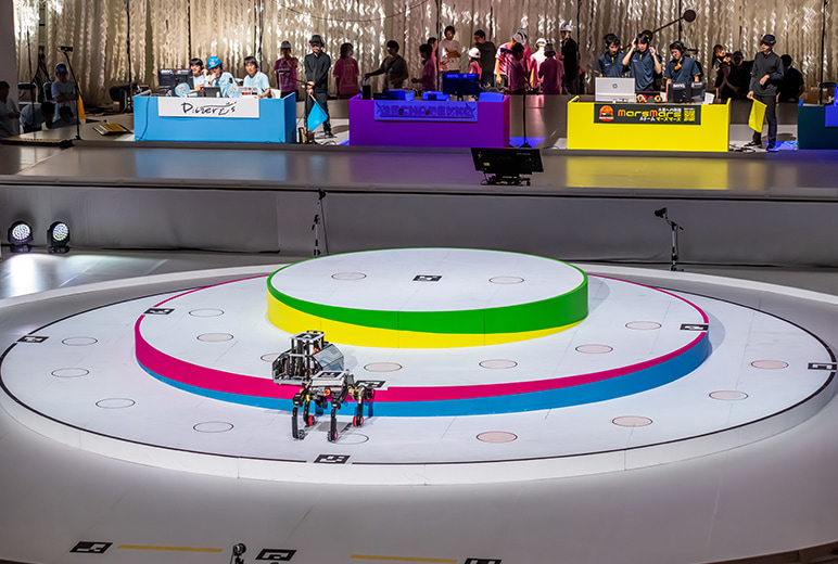 写真:ロボットが対戦するフィールドの様子