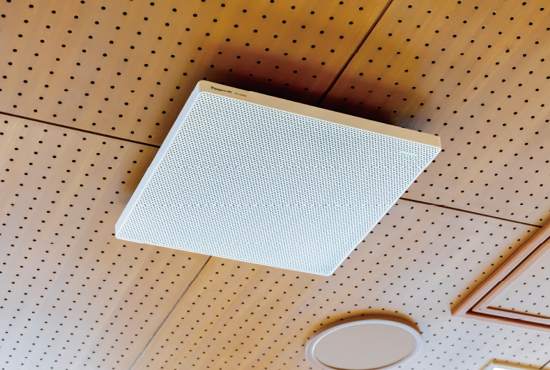 写真：天井に設置されたWX-AM800