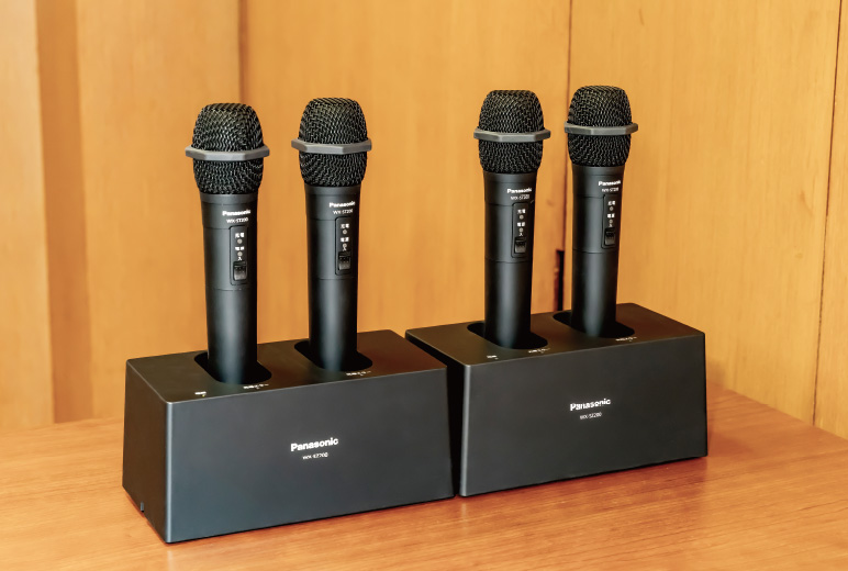 写真：会議参加者以外の拡声用にワイヤレスマイ クロホンWX-ST200を導入