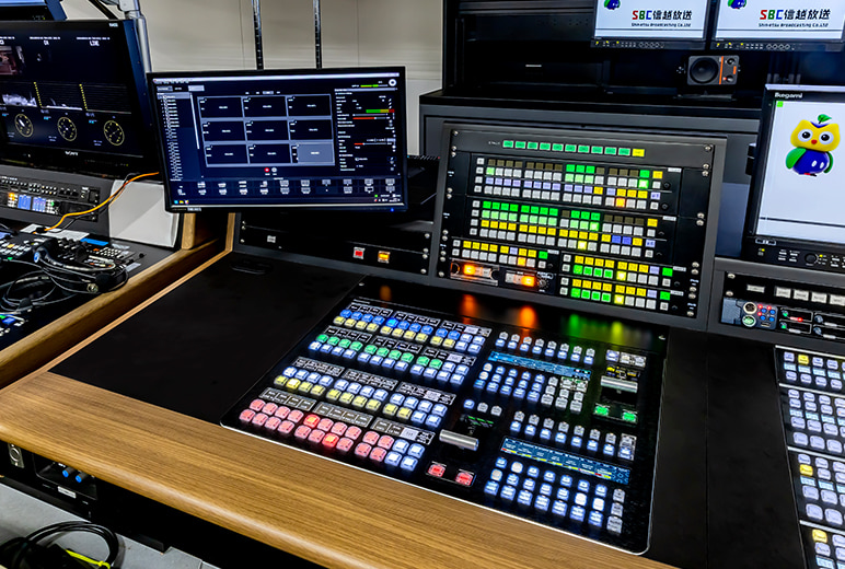 写真：AV-HS8300操作パネルの左隣にはKAIROSのコントロールパネルを設置