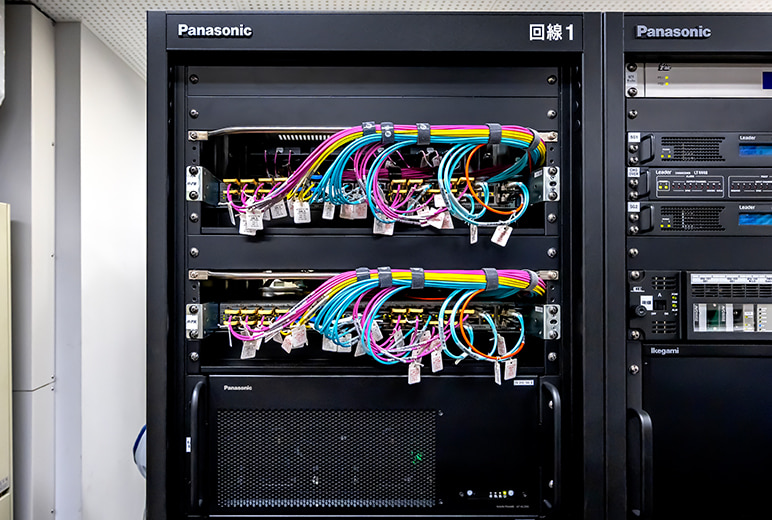写真：マスターラック室のメディアスイッチ（予備 含め2式）