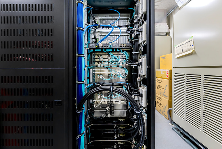 写真：フルI Pでシンプルな配線を実現した AV-HS8300メインフレーム背面の様子