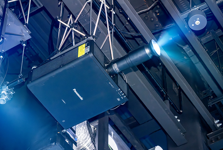 写真:超短焦点ズームレンズET-C1U100を取 り付けたPT-REQ15JLB