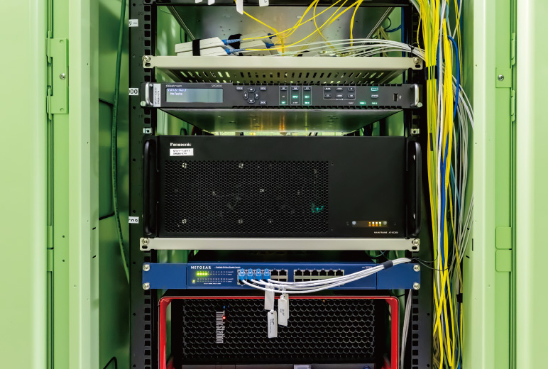 データセンター内のIOWN APNへ接続されたKairos Core（ラック中央）