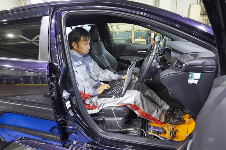 ⾞検では、⾞両の制御システムにPCを接続し、診断や更新作業を実施。タフブックの⾼い処理性能が作業効率と信頼性を向上。
