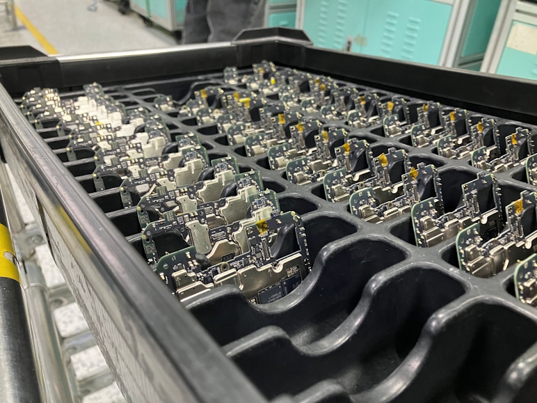 Noida工場では高品質なモバイル機器向け小型部品を実装。モバイル機器以外にも様々な製品を生産中。