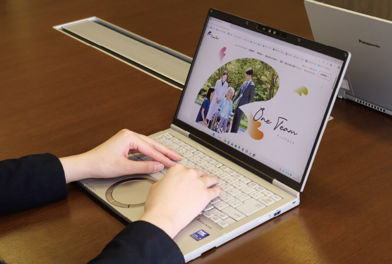 軽量かつ頑丈な設計は営業や介護現場での持ち運びに適合（現在はFVの後継モデルFCを検証中）