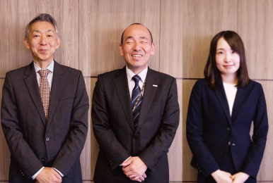 株式会社フロンティア　IT推進本部　本部長　竹原 一貴様（写真左）　IT推進本部　主管課長　一色 直也様（写真中央）　IT推進本部　係長　阿部 汐里様（写真右）※所属は納入時のものです。