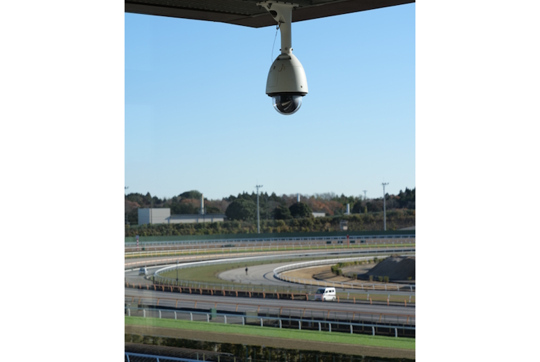 調教スタンド３階に設置された監視カメラ