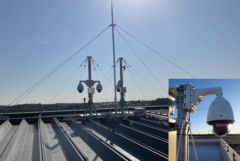 強風に影響されないように設置された監視カメラ