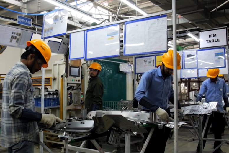 溶接品質チェックはライン化し効率化。人の工程がボトルネックとならないような仕組みを構築しています。