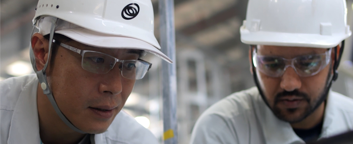 現場での製品品質確認の様子。