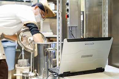 店舗のバックヤードはスペースが限られ、PCの設置位置の近くで⽣地製造が⾏われる環境。