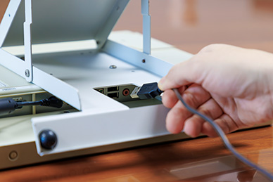 ファンレスパネルPCは背⾯にインターフェースがあり、USBや電源コードの抜き挿しが難しい筐体設計。ファンレスパネルPCは背⾯にインターフェースがあり、USBや電源コードの抜き挿しが難しい筐体設計。