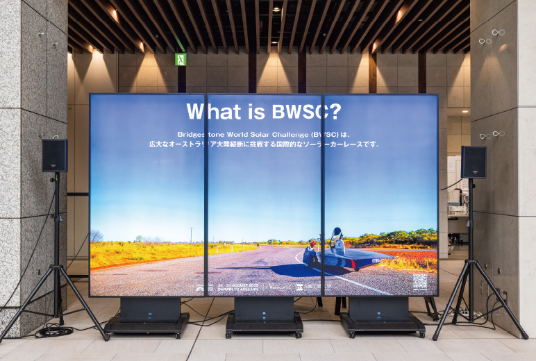 TH-86SQ1HJを3台ずつ連結した表示パターン。音響機器（デジタルワイヤレスマイク、スピーカー）と組み合わせた運用も可能。