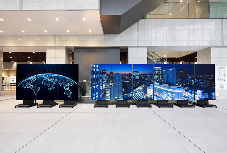 3台と6台に分けてそれぞれに映像を表示することも可能（写真ははめ込み合成を行ったもの）