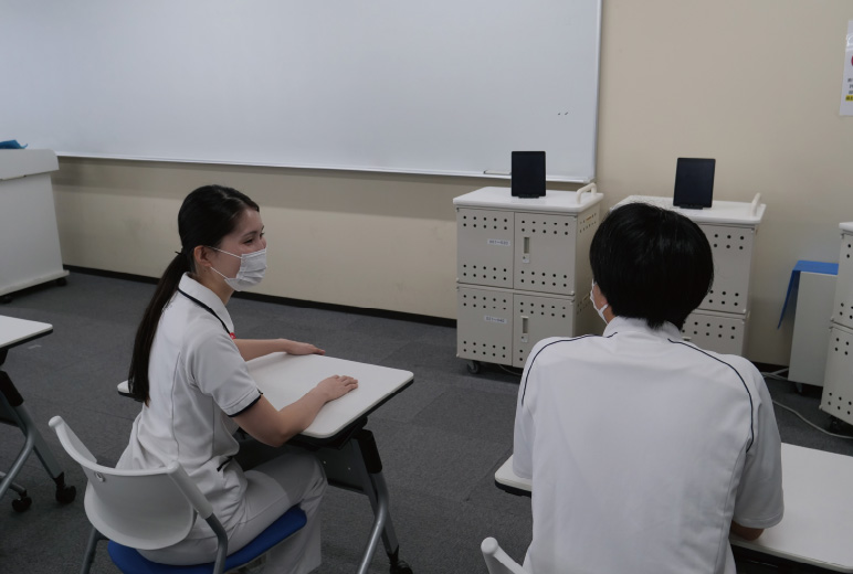 認証時刻が打刻されるので、学生自身で顔認証を行い、出席を登録