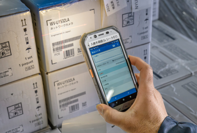 入荷検品時にハンディーターミナルでバーコードを読み取ることでLPNで荷姿単位のトラッキングが可能。