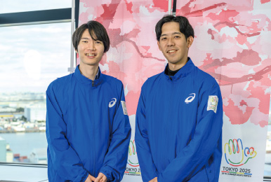 公益財団法人　東京都スポーツ文化事業団　デフリンピック準備運営本部　総務部　広報グループ　広報チーム　新垣 文貴様（写真左）　藤丸 湧也様（写真右）※所属は納入時のものです。