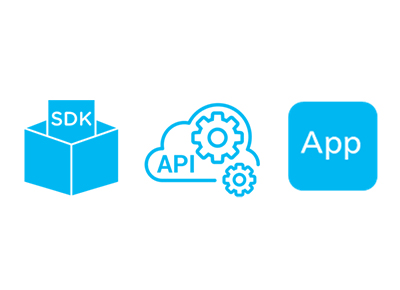 青い図形にSDK、APIとギア、Appが描かれた簡素なグラフィックアイコン。