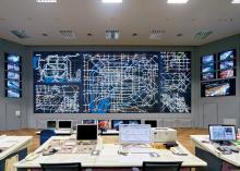 写真:横12.4 m縦4.85 mの大画面を構成する、72型×40面によるマルチビジョンが鮮明に交通情報を映し出す
