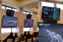 写真:6台の大型ディスプレイが並ぶすぐ上に アレイスピーカーWS-LA50がレイアウトされています。