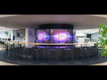 写真：エントランス中央に円柱状に設置