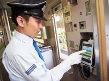 写真:車掌の乗務ごとに、車掌室で放送用のプラグと接続して放送を実施