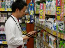 写真:頑丈4.7型ハンドヘルド TOUGHPAD FZ-N1を使用して店内で作業する様子