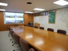 写真：大型マルチディスプレイが設置された庁議室