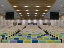 写真：グローバルコンベンションホールに設置されたプロジェクター・HDインテグレーテッドカメラ