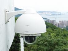 写真：屋外ドームハウジングに格納し、鍋冠山公園展望台に設置されたAW-UE70K