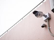 写真:外周を監視する屋外ネットワークカメラ