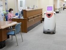 写真：病院内を移動する「HOSPI」