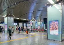 写真：南海なんば駅の［3階北改札エリア］に19面、大阪メトロなんば駅への主要動線となる［B1高島屋前通路］に24面、計43面のデジタルサイネージが新たに設置された