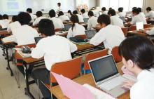 写真:情報科学科の学生がハイブリッドモバイルCF-AX2を各種資格取得に向けたeラーニングや、プログラミング実習、さらに大学等進路情報の検索にと、幅広くご活用