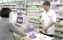 写真:店頭での決済時の様子。カード利用者本人がセ ルフ操作することで、省力化やリスクの低減を実現。