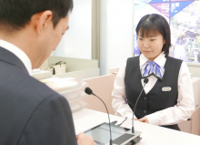 写真:カウンターでの「対面ホンヤク」利用の様子
