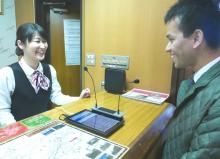 写真:「対面ホンヤク」は相手の表情を見ながら会話ができます。