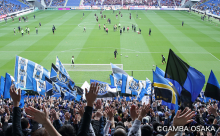 写真:大勢のガンバ大阪サポーターが試合を観戦する様子