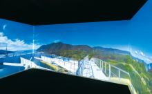 写真:壁3面に映し出される来島海峡大橋の塔頂から撮影されたダイナミックな映像