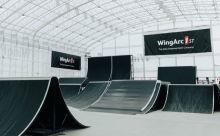 写真：白いドーム型施設内にあるBMXフリースタイルパークの様子。ウォールやピラミッドR等、世界レベルの様々な形状のセクションが設置されている。