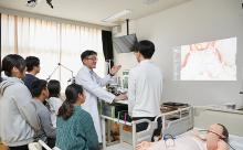 写真：医療用デモ人形を使用し学習しているている授業風景。