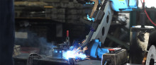 写真:鉄工所に導入された溶接ロボットTAWERS